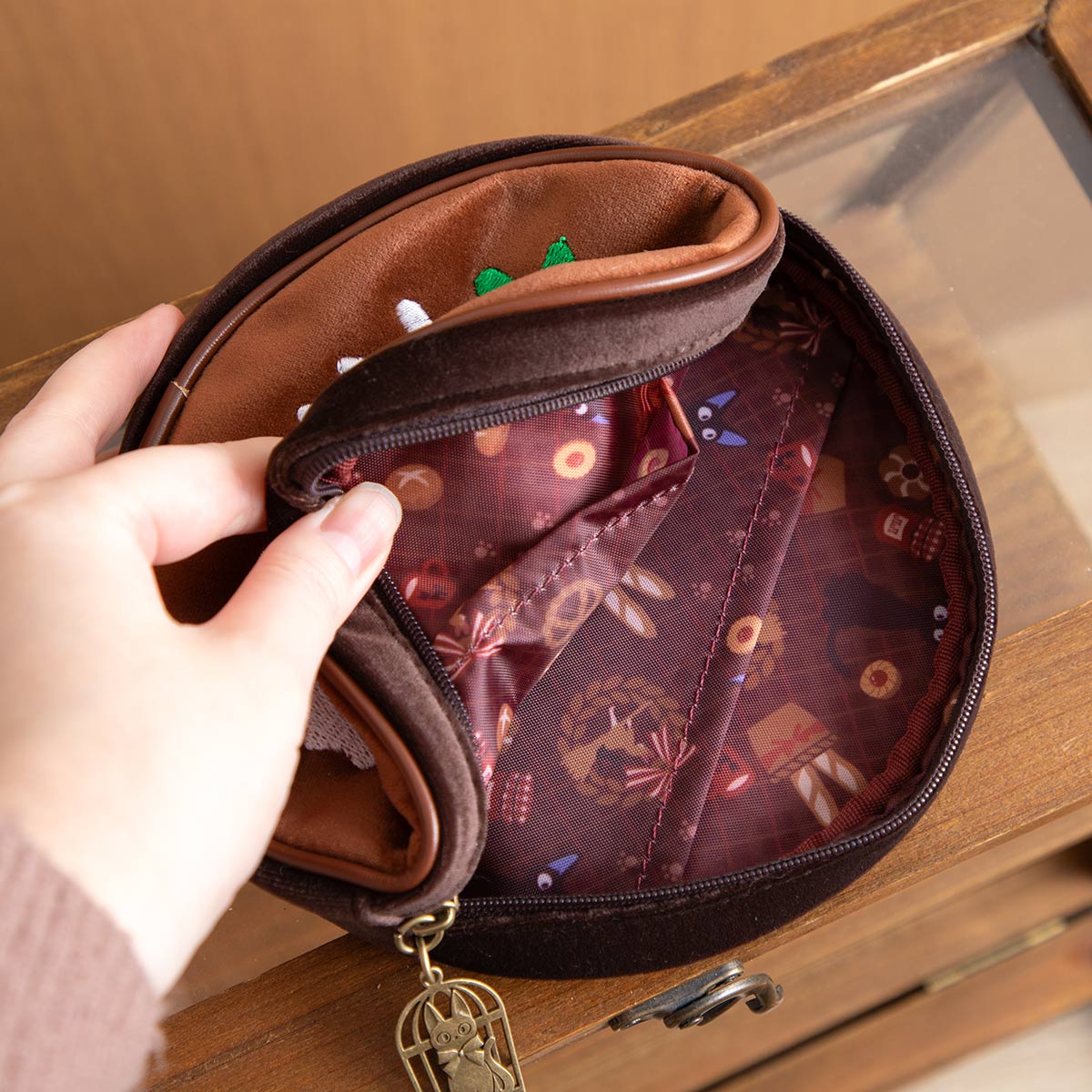 Čokoládový dort pro Kiki – pouzdro (L)🍫