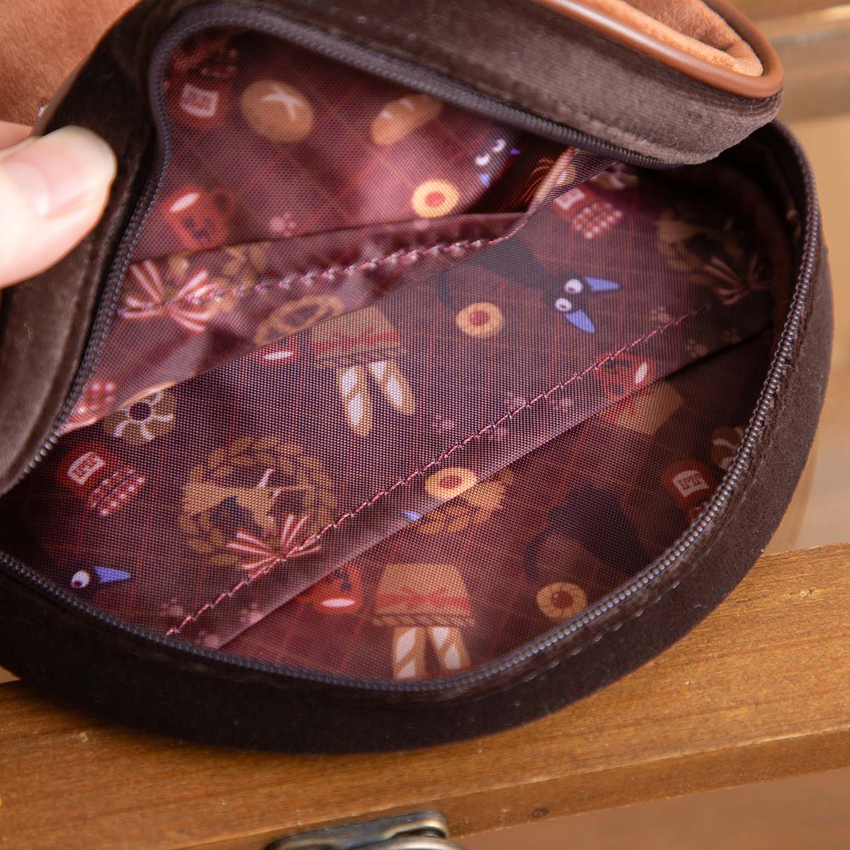 Čokoládový dort pro Kiki – pouzdro (L)🍫