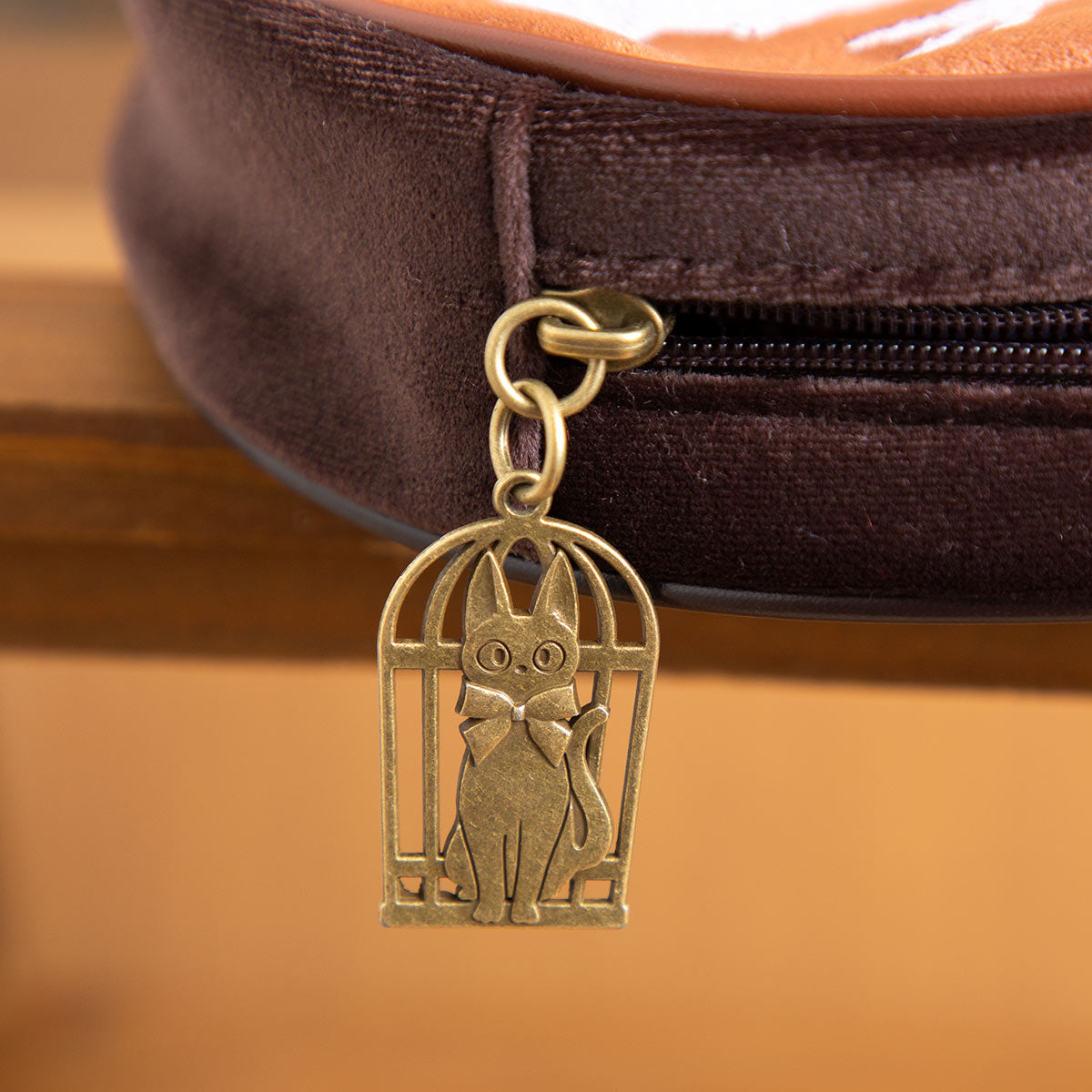 Čokoládový dort pro Kiki – pouzdro (L)🍫